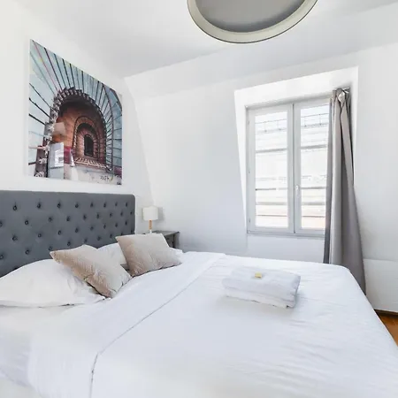 503 - Dans Un Immeuble 5 * Paris